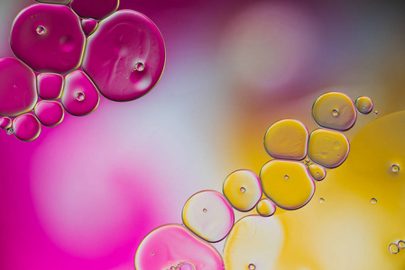 多彩滴在水面上的油和空气泡沫的