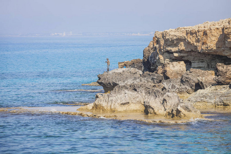 地中海的岩石海岸。塞浦路斯