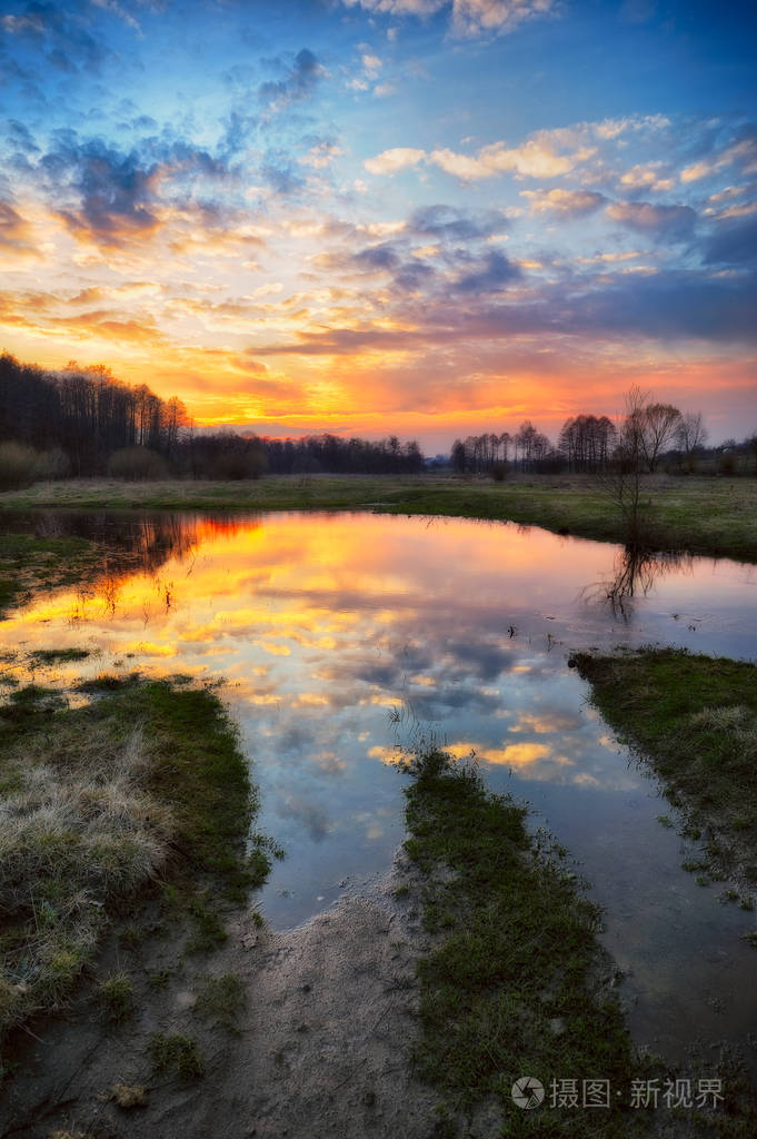 春天的早晨黎明临近风景如画的河流