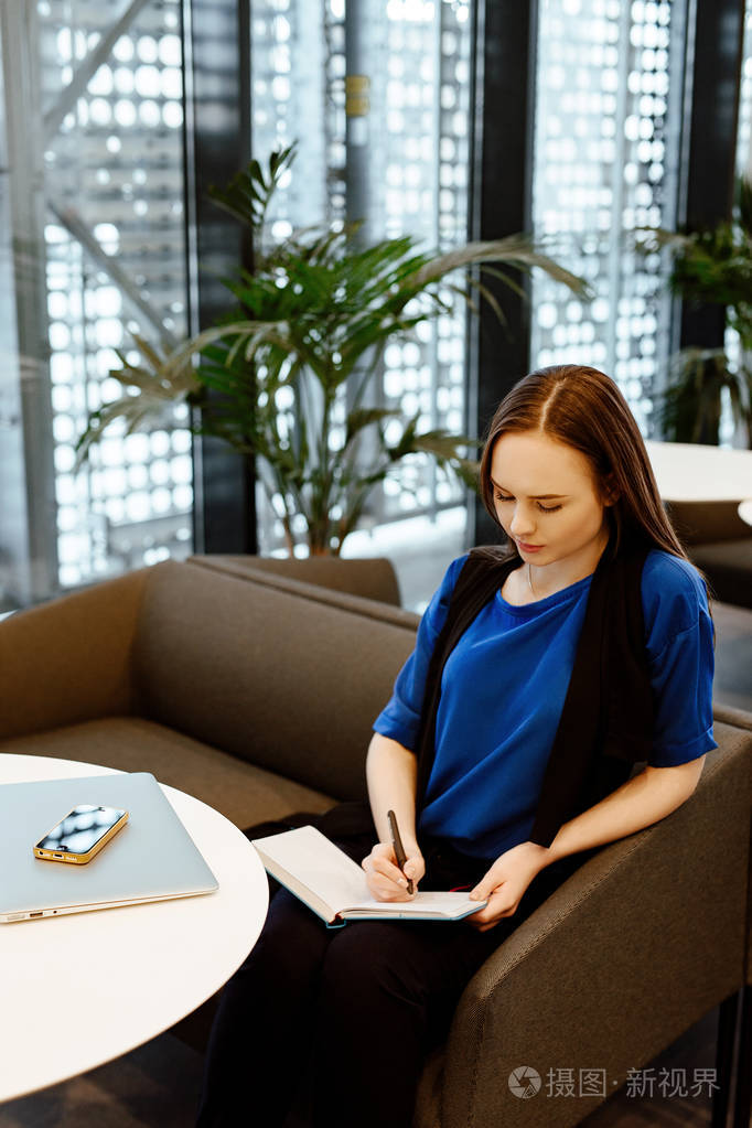 这位年轻的女商人在办公室工作.