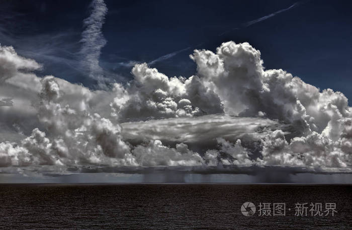积雨云与雨云的海洋雷暴