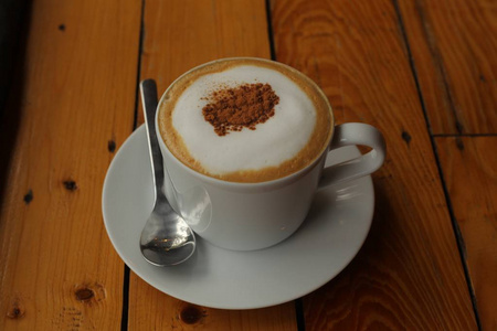 cappuchino 咖啡在白色 porcellan 杯子和茶托用匙子