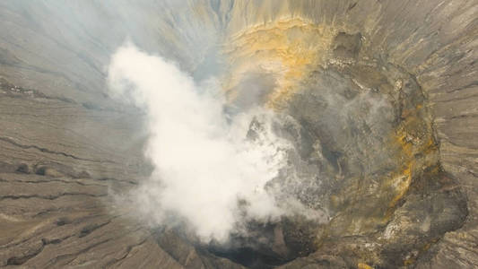 有火山口的活火山。 甘隆布罗莫贾瓦印度尼西亚。