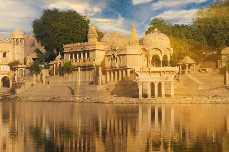 迦萨加尔寺在 Gadisar 湖斋, 印度