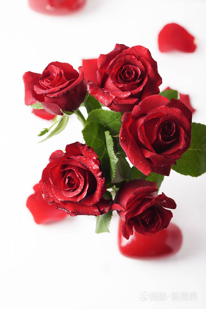 红色新鲜玫瑰花束透明玻璃花瓶