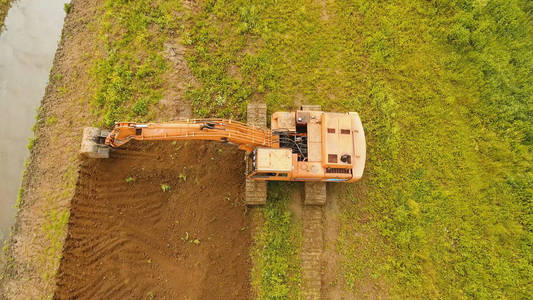 挖掘机挖沟中的字段.航拍视频照片