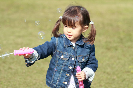 日本女孩 3 岁 玩气泡