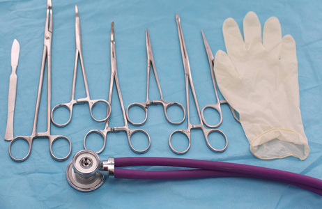手术器械和工具包括手术刀 镊子 镊子表上安排了一次手术