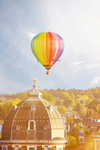 彩色热气球穿越城市景观