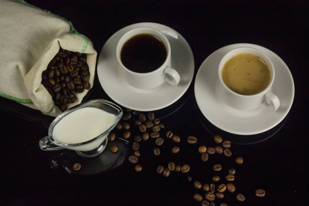 这张照片上还有一碗牛奶和从亚麻布袋里倒出来的咖啡豆