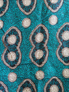 五颜六色的非洲织物形成坦桑尼亚。
