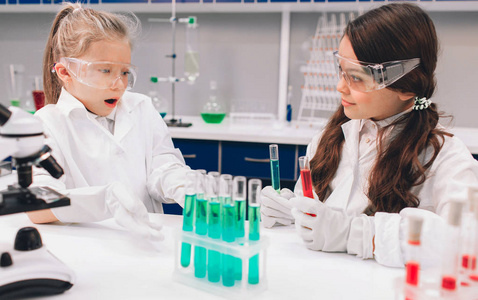 年轻科学家在实验室或化学柜子里做实验的防护眼镜.