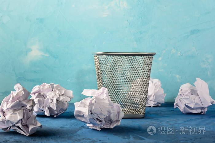 垃圾桶周围散落着纸美丽的背景与地方为文本空纸盒