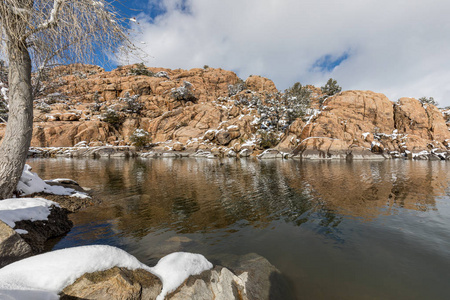 沃森湖风景优美的亚利桑那州普雷斯科特冬季下雪后