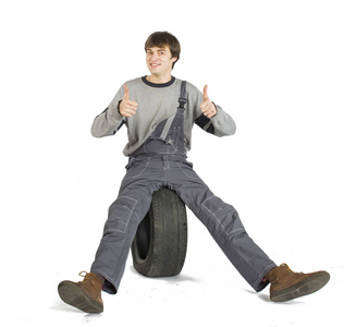 一个年轻的深色工头用黑色车轮工作的灰色制服
