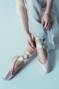 白色连衣裙和芭蕾舞鞋优雅芭蕾舞女演员的低剖面视图