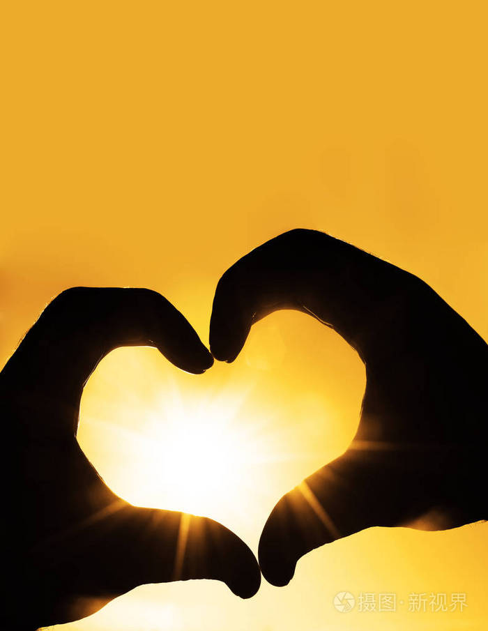 手在阳光背景上的心脏形状