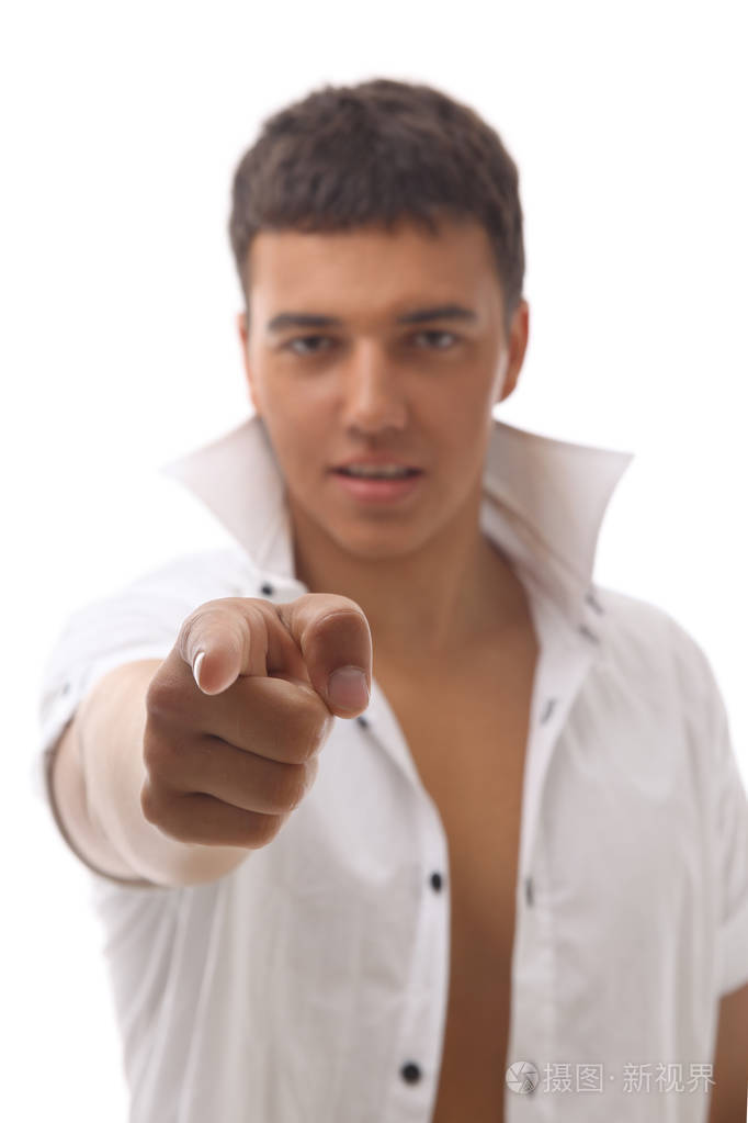 英俊的男子指着他的手指向前