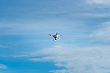 现代遥控飞机Quadcopter 与照相机飞行
