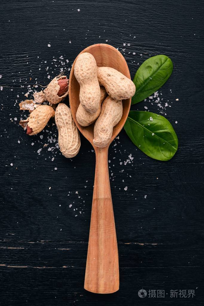 黑色木制背景上的花生健康的零食上面的风景免费的文本空间