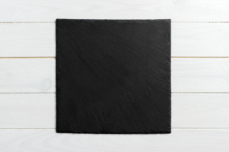 黑色石板石上的木制背景。复制空间
