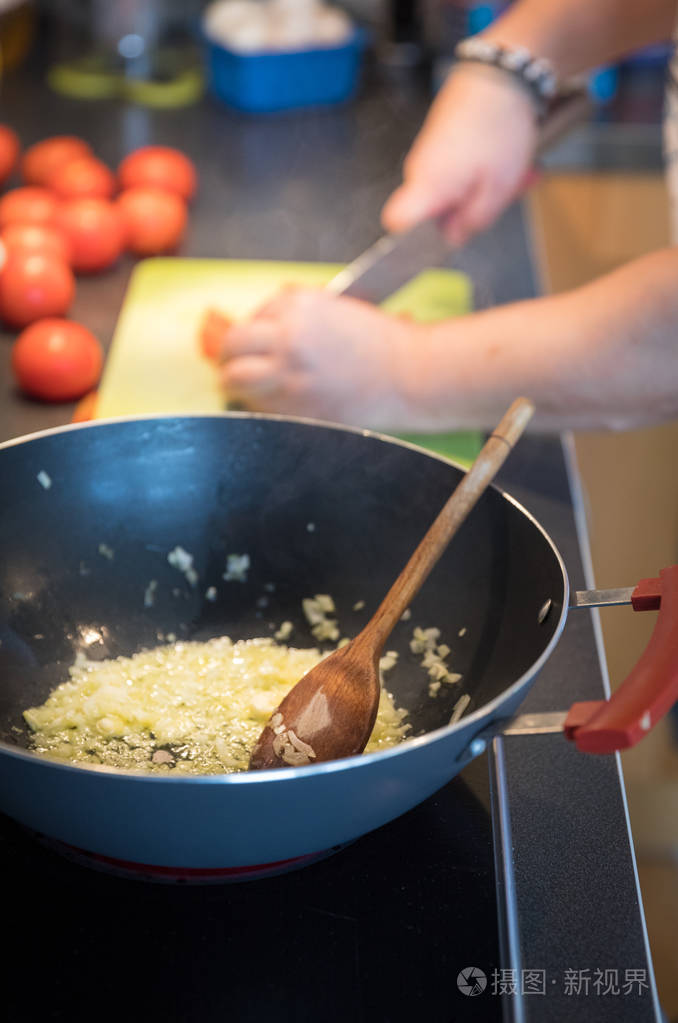 油炸洋葱在油或黄油在煎锅在家庭环境厨师烹饪
