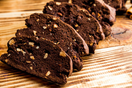 自制巧克力脆饼饼干与杏仁在木制背景。 近点