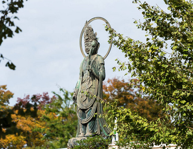 日本东京城市公园雕塑的视图。 文本复制空间