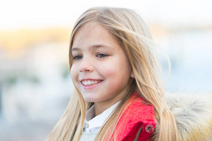 女孩孩子在模糊的环境中微笑快乐的童年概念孩子的时尚和风格漂亮的