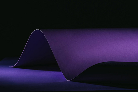 在黑色紫色表面翘曲紫色纸