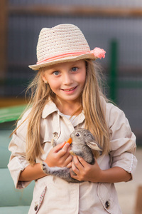 兔子和胡萝卜的可爱女孩的肖像