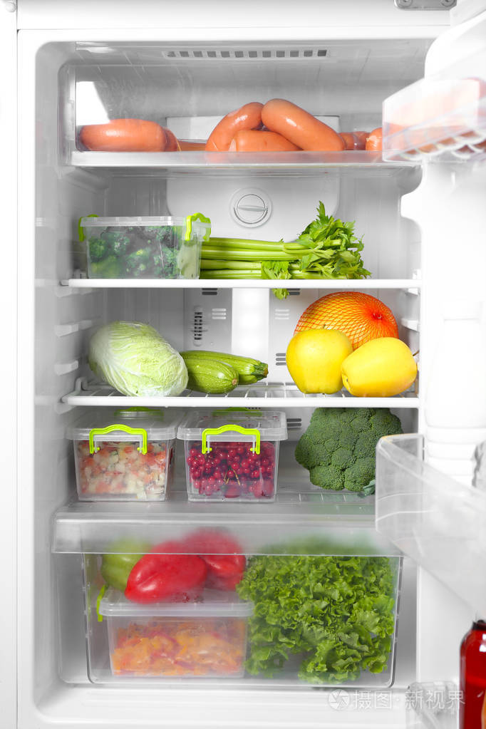 打开充满不同产品的冰箱