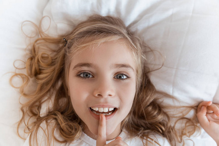 打手势说谎图片