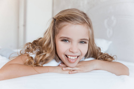 舌头可爱的小女孩做鬼脸快乐的小学生快乐妈妈拥抱她的宝宝无缝的熊猫