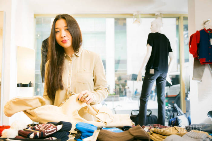 年轻的亚洲女人逛街买衣服照片-正版商用图片113hcy-摄图新视界