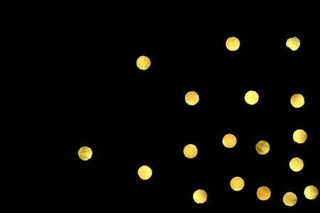 孤立在黑色背景上的金色纸屑