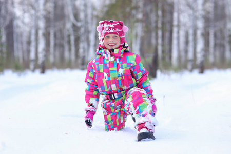 有趣，快乐的小女孩走在冬天森林里的一个大漂流物上