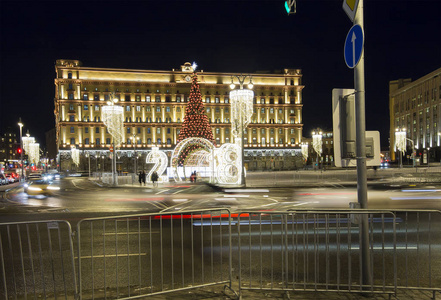 圣诞节新年假期装饰lubyanskayalubyanka广场在晚上莫斯科俄罗斯