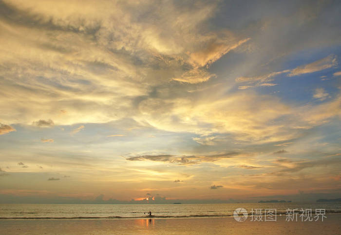 塞舌尔群岛海滩上的日落，海面上美丽的日出