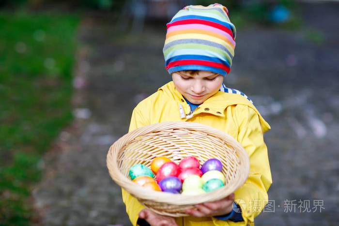 逗人喜爱的可爱的小男孩在复活节做蛋狩猎