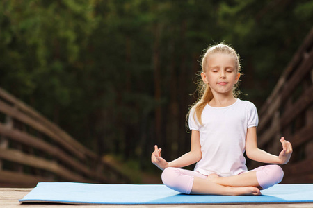 冥想在户外的小女孩图片