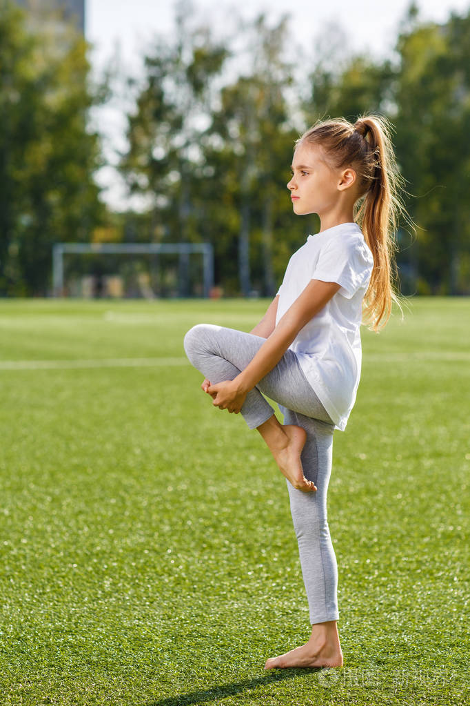 小女孩在户外健身