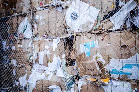 塑料垃圾在垃圾处理厂的仓库里图片
