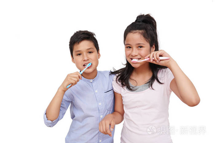 兄妹俩一起刷牙隔离在白色上