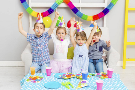 快乐的一群孩子庆祝朋友的生日。 孩子派对。