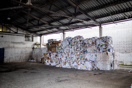 塑料垃圾在垃圾处理厂的仓库里图片