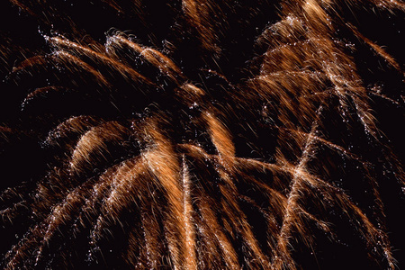 夜空上五颜六色的烟花。 新年庆祝烟火。 黑色背景下的抽象烟火，有自由的文字空间