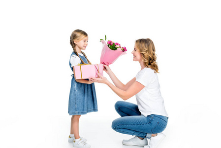 母亲和女儿带着礼物和花束隔离在白色上