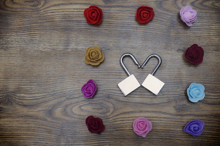 情人节的象征。礼品盒和两个心形锁, 玫瑰在木桌上。顶部视图
