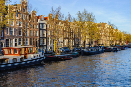 荷兰阿姆斯特丹运河中世纪的房屋